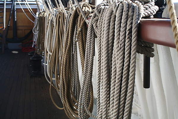 포토 JPG 해외이미지 선 밧줄 줄 바다 여행 요트 항해 사람없음 목재 장비 흰색 보트 코드 갑판 함선 매듭 해군 옛날 해외202004 해외포토 나무 컬러 배_교통 재료 군대 파일형식 이미지허브