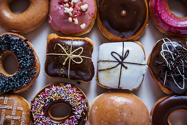 포토 JPG 해외이미지 음식 탁자 사람없음 상자 얼음 여러개 대접 원형 도넛 달콤 뿌리기 머리위 장인 파스텔톤 해로움 프로스팅 해외202004 해외포토 자연요소 도형 컬러 가구 다수 컨셉 모션 디저트 맛 제빵 파일형식 이미지허브