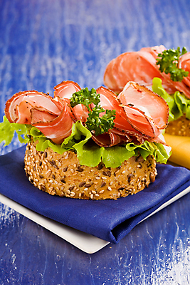 포토 JPG 해외이미지 접시 빵 파슬리 샌드위치 옥수수 사람없음 식사 최고 먹기 냅킨 햄 베이컨 해외202004 해외포토 식기 음식 채소 모션 곡류 육류 돼지고기 파일형식 이미지허브