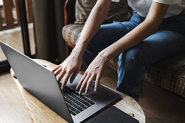 포토 JPG 해외이미지 직업 학생 라이프스타일 여자 교육 인터넷 비즈니스 사업가 통신 모바일 주택 사람 앉기 사람없음 내부 노트북 스마트폰 핸드폰 쇼핑 컴퓨터 사무실 독서 우주 공책 웹 타이핑 키보드 업무 비즈니스우먼 네트워크 무선전화기 와이파이 온라인 블로거 프리랜서 해외202004 해외포토 모션 문구용품 건물 생활 전자제품 스마트기기 작업 직장인 전화기 무선인터넷 파일형식 이미지허브