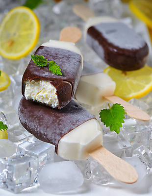 포토 JPG 해외이미지 음식 오렌지 과일 유리 아이스크림 디저트 귤 사람없음 노란색 냉동 얼음 추위 흰색 신선 달콤 맛 시원함 설탕 레몬 민트 크림 국자 상쾌 복숭아 서빙 라임 망고 요거트 셔벗 핸드메이드 해외202004 해외포토 자연요소 감정 컬러 컨셉 재질 주방용품 유제품 허브 열대과일 파일형식 이미지허브