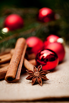 포토 JPG 해외이미지 크리스마스장식 크리스마스 실내 사람없음 아웃포커스 시나몬스틱 오너먼트 해외202004 팔각회향 해외포토 기념일 촬영기법 내부 향신료 시나몬 파일형식 이미지허브