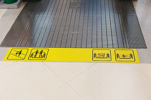 포토 JPG 해외이미지 디자인 선 여행 백그라운드 비즈니스 건축양식 모션 바닥 실내 사람없음 내부 건물 옆모습 빛 쇼핑 노란색 계단 금속 회색 도시 센터 전철 역 공항 쇼핑몰 에스컬레이터 지하 일반 단상 방법 철강 해외202004 해외포토 건축물 건축 육상교통 뷰포인트 컬러 교통시설 재질 대중교통 파일형식 이미지허브