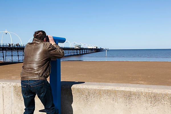 포토 JPG 해외이미지 백인 응시 시선 노년 바다 여행 하늘 휴가 잉글랜드 거리 한명 풍경 야외 물 여름 항구 맑음 망원경 확대 싱글 노려봄 옛날 혼자 해외202004 해외포토 자연요소 서양인 1 계절 교통시설 날씨 영국 표정 사람 성인 파일형식 이미지허브