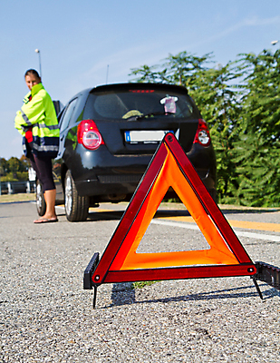 포토 JPG 해외이미지 주간 전신 서양인 여자 도로 자동차 한명 서기 성인 야외 옆모습 삼각형 위험 비상등 안전조끼 성인여자한명만 해외202004 해외포토 자연요소 도형 외국인 1 길 육상교통 뷰포인트 컨셉 교통시설 모션 사람 여자한명만 성인여자만 파일형식 이미지허브