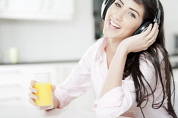 포토 JPG 해외이미지 라이프스타일 여자 행복 여유 얼굴 음악 분홍색 셔츠 오렌지 유리 탁자 휴식 주택 한명 미소 앉기 스마트폰 머리 주방 헤드폰 주스 듣기 휴게실 책상 내추럴 해외202004 해외포토 1 감정 음료 컬러 음향기기 가구 컨셉 상의 과일 모션 재질 문화예술 표정 사람 건물 생활 신체부위 핸드폰 스마트기기 파일형식 이미지허브