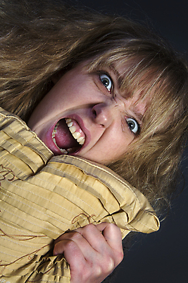 포토 JPG 해외이미지 여자 얼굴 베개 한명 분노 공격 무서움 고민 향기 공포 비명 히스테리 해외202004 해외포토 1 감정 침구 모션 사람 신체부위 냄새 파일형식 이미지허브