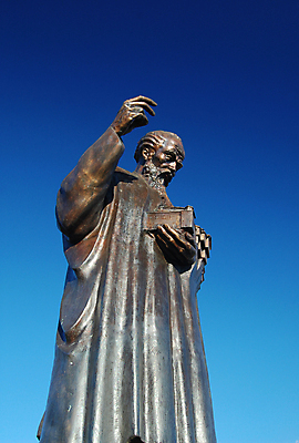 포토 JPG 해외이미지 나무 전통 기독교 종교 문화 호수 벽 여행 오렌지 건축양식 자연 하늘 아침 지붕 벽돌 산 풍경 사람없음 건물 빨간색 초록색 물 파란색 햇빛 노란색 교회 여행객 계단 바위 성자 망토 타일 언덕 방문 해외202004 해외포토 주간 자연요소 식물 건축물 건축 컬러 과일 종교건축 사람 태양 돌_바위 생태계 파일형식 이미지허브