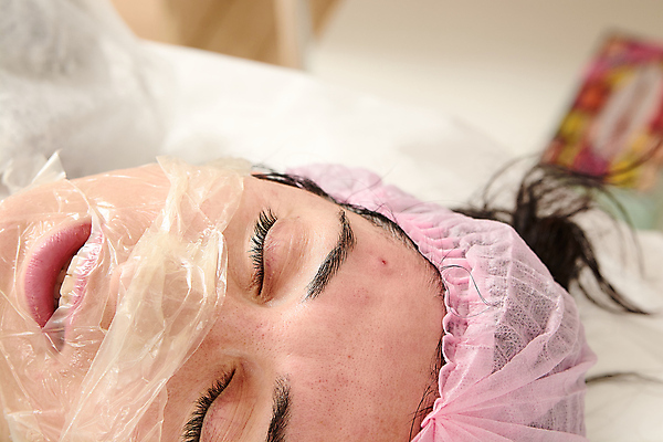 포토 JPG 해외이미지 직업 손 여자 얼굴 백그라운드 건강 병원 한명 치료 약 상점 스파 화장품 장비 기구 공구 업무 점 씻기 작음 미용사 피부 피부관리 테라피 순서 삭제 돌봄 위생관리 헬프 의료성형뷰티 노화 해외202004 해외포토 1 컨셉 의학 모션 관리 사람 신체부위 뷰티 청결 도구 작업 도움 크기 파일형식 이미지허브