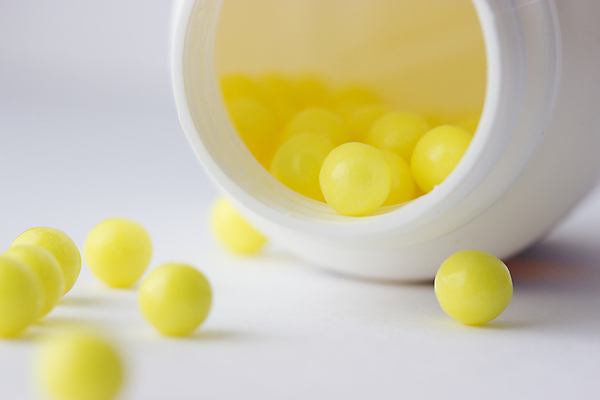 포토 JPG 해외이미지 라이프스타일 과학 건강 사람없음 치료 알약 약 노란색 건강관리 고통 흰색 오픈 고독 제조 질병 컨테이너 약국 처방 조제 돌봄 복용 진통제 치유 화학물질 해외202004 해외포토 감정 산업 컬러 의학 모션 관리 생활 화학 만들기 파일형식 이미지허브