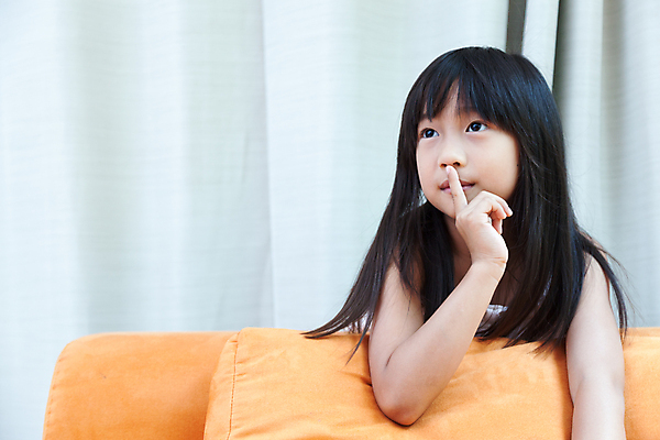 포토 JPG 해외이미지 손 응시 여자 행복 감정 아시아 얼굴 어린이 태국 주택 한명 미소 웃음 사람 앉기 동양인 내부 소파 기쁨 방 달콤 피부 흥분 리빙 해외202004 해외포토 1 시선 나라 의자 모션 표정 인종 건물 신체부위 맛 파일형식 이미지허브