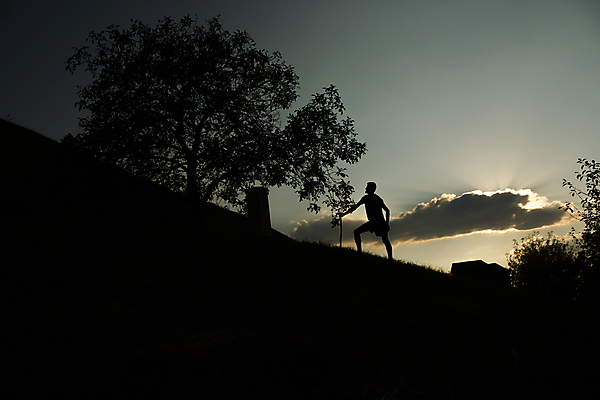 포토 JPG 해외이미지 구름 실루엣 유럽 자연 하늘 성공 산 한명 경사 태양 힘 트래킹 직원 눈금 오르기 기어 루마니아 골 해외202004 해외포토 자연요소 1 나라 컨셉 모션 레저 촬영기법 사람 생태계 파일형식 이미지허브