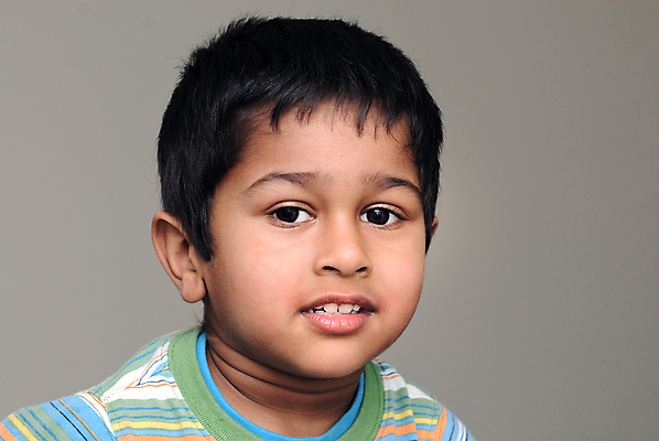 포토 JPG 해외이미지 라이프스타일 행복 감정 아들 얼굴 어린이 포즈 관계 손자 휴식 건강 사랑 한명 사람 동양인 인종 소년 평화 기쁨 표현 달콤 작음 인도인 그림 세대 결백 돌봄 안락 정확 해외202004 해외포토 외국인 1 남자 컨셉 가족 모션 생활 신체부위 맛 크기 손주 파일형식 이미지허브