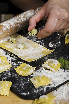 포토 JPG 해외이미지 전통 손 음식 재료 가족 주택 파스타 요리 사람없음 목재 세로 노란색 주방 계란 식사 저녁식사 이탈리아 신선 작업 혼합 자르기 지중해 허브 가득함 날것 반죽 밀가루 지역 노른자 점심식사 폭식 라비올리 블로거 생식 커터 핸드메이드 해외202004 해외포토 나무 식물 유럽 바다 컬러 관계 모션 서양음식 건물 신체부위 알 가루 파일형식 이미지허브