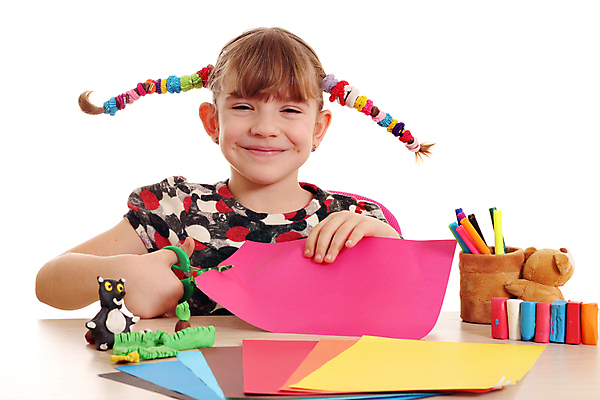 포토 JPG 해외이미지 백인 여자 교육 딸 어린이 학교 놀이 수업 한명 사람 연필 흰색 표현 자르기 해외202004 해외포토 서양인 1 컬러 가족 모션 학용품 필기구 파일형식 이미지허브