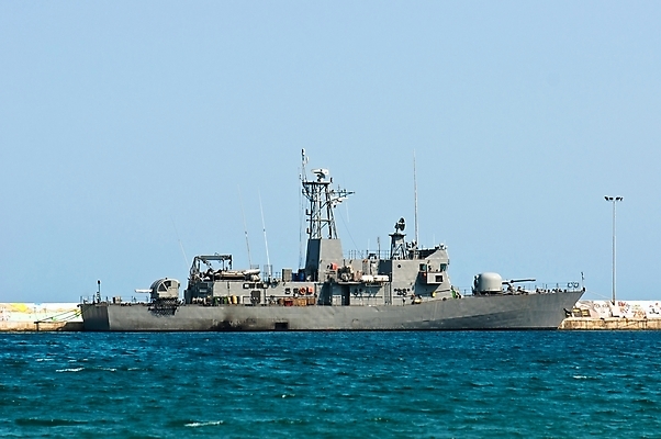 포토 JPG 해외이미지 무기 바다 교통시설 하늘 항해 경비 사람없음 물 파란색 금속 항구 힘 회색 총 보트 수비 보호 큼 공격 철 군용 싸움 전쟁 함선 해군 육군 포트 갑옷 레이더 옛날 철강 해외202004 해외포토 자연요소 컬러 교통 컨셉 배_교통 모션 재질 군대 안전 보호장비 크기 시설 파일형식 이미지허브