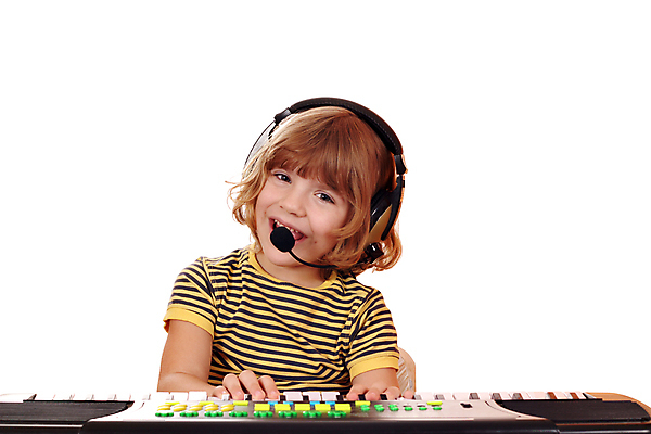 포토 JPG 해외이미지 백인 1 여자 딸 행복 어린이 음악 노래 놀이 한명 사람 헤드폰 공연 연주자 음악가 흰색 표현 키보드 마이크 멜로디 플레이어 해외202004 해외포토 서양인 직업 감정 컬러 음향기기 가족 문화예술 이벤트 파일형식 이미지허브