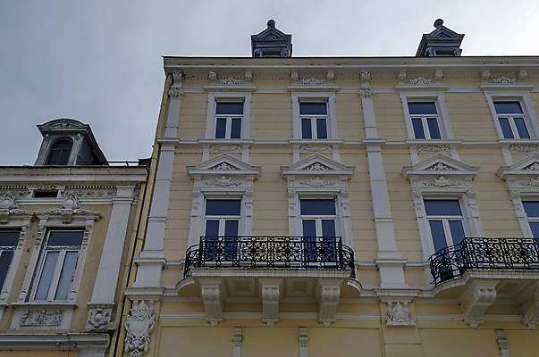 포토 JPG 해외이미지 여행 건축양식 하늘 주택 사람없음 건물 장식 울타리 숫자 금속 발코니 타운 위로 불가리아 스타일 개조 해외202004 해외포토 문자 건축물 건축 재질 담장 도시 파일형식 남유럽 이미지허브