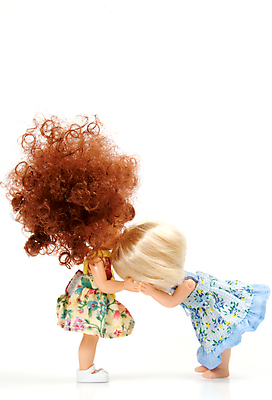 포토 JPG 해외이미지 옷 어린이 인형 2 서기 사람없음 울음 고립 해외202004 해외포토 모션 표정 사람 파일형식 이미지허브