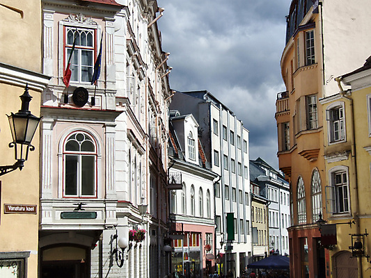 포토 JPG 해외이미지 구름 여행 건축양식 창문 하늘 거리 주택 사람없음 건물 여름 도시풍경 카페 등불 램프 도시 양산 방문 에스토니아 해외202004 해외포토 자연요소 건축물 계절 건축 유럽 조명 풍경 상점 파일형식 이미지허브