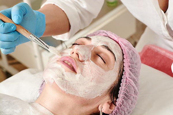 포토 JPG 해외이미지 백인 웰빙 여자 얼굴 휴식 건강 가면 한명 치료 약 상점 스파 화장품 신선 붓 씻기 매끈함 수분 미용사 청소 소중 피부 크림 피부관리 테라피 내추럴 순서 돌봄 수분크림 위생관리 의료성형뷰티 해외202004 해외포토 서양인 직업 1 컨셉 의학 모션 관리 사람 신체부위 뷰티 청결 감각 파일형식 이미지허브