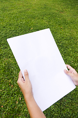 포토 JPG 해외이미지 손 공원 종이 리플렛 통신 사람없음 야외 책 독서 우주 공백 흰색 잡기 뉴스 알림 읽기 페이지 시트 소통 출판 해외202004 해외포토 공공시설 컬러 컨셉 모션 신체부위 파일형식 이미지허브