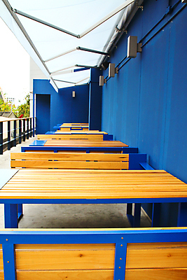 포토 JPG 해외이미지 디자인 외관 음료 벽 가구 백그라운드 벤치 의자 건축양식 탁자 휴식 사람없음 야외 내부 건물 목재 장식 파란색 갈색 식당 카페 도시 먹기 카페테리아 스타일 해외202004 해외포토 나무 건축물 건축 컬러 생활용품 컨셉 재료 모션 상점 파일형식 이미지허브