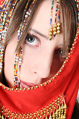 포토 JPG 해외이미지 백인 모델 여자 얼굴 줄 목걸이 갈색머리 한명 사람 10대 빨간색 파란색 연주자 댄서 흰색 표현 황금 은색 예술가 연예인 베일 구슬장식 심각 특징 해외202004 해외포토 서양인 직업 1 헤어스타일 컬러 컨셉 장신구 청소년 신체부위 장식 음악가 구슬 파일형식 이미지허브