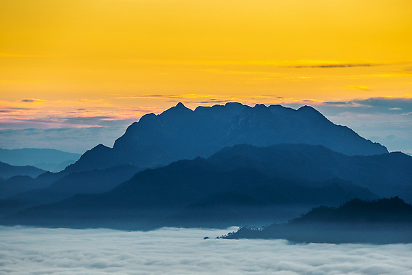 포토 JPG 해외이미지 주간 겨울 자연 하늘 산 따뜻함 사람없음 야외 겨울풍경 해외202004 해외포토 자연요소 계절 풍경 생태계 파일형식 이미지허브
