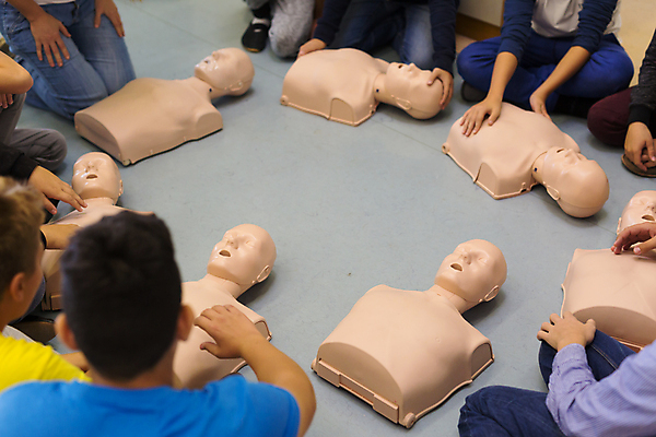 포토 JPG 해외이미지 여자 남자 앉기 여러명 상반신 성인 하반신 마네킹 연습 심폐소생술 응급치료 어린이만 성인만 자동제세동기 해외202004 해외포토 다수 의학 모션 사람 치료 파일형식 이미지허브