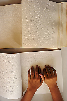 포토 JPG 해외이미지 손 응시 교육 종이 텍스트 통신 손가락 학교 사람 사람없음 책 단어 터치 흰색 장애인 편지 심볼 읽기 사인 시력 문학 페이지 시스템 시트 장애 소통 대본 소셜 시각장애인 헬프 해외202004 해외포토 문자 시선 컬러 컨셉 모션 신체부위 도움 파일형식 이미지허브