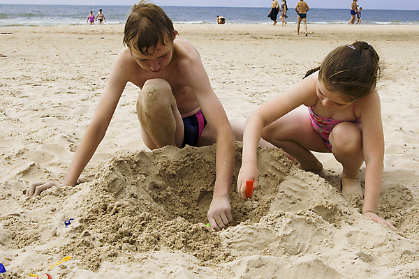 포토 JPG 해외이미지 커플 행복 어린이 모래 바다 놀이 수영장 소녀 소년 두명 모래사장 여행객 맑음 게임 언니 남동생 해외202004 해외포토 여자 남자 감정 가족 관계 날씨 사람 자매 동생 파일형식 이미지허브