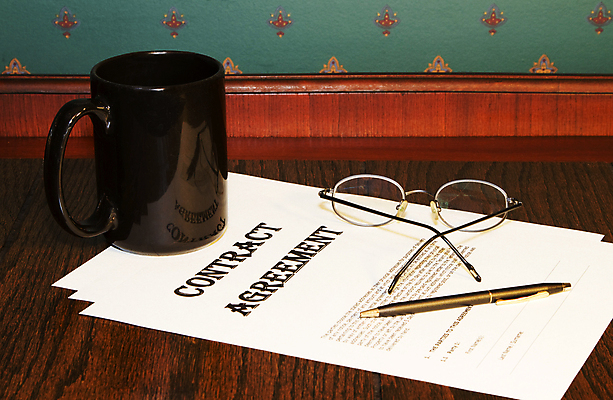 포토 JPG 해외이미지 안경 커피 비즈니스 탁자 사람없음 금융 경제 반사 펜 검은색 머그컵 방법 해외202004 해외포토 잡화 음료 컬러 가구 컵 필기구 파일형식 이미지허브