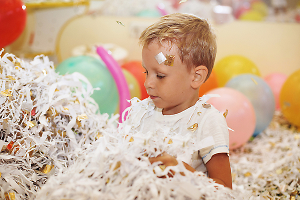 포토 JPG 해외이미지 행복 감정 종이 얼굴 어린이 포즈 이동 크리스마스장식 크리스마스 휴가 한명 웃음 사람 소년 컬러풀 파티 유행 점프 축제 기쁨 흰색 축하 표현 생일 던지기 흥분 꽃가루 풍선 해외202004 해외포토 1 기념일 남자 컬러 컨셉 모션 표정 이벤트 신체부위 가루 파일형식 이미지허브