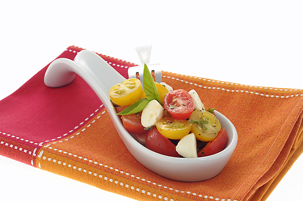 포토 JPG 해외이미지 음식 토마토 치즈 건강 사람없음 샐러드 신선 맛 날것 바질 해외202004 해외포토 컨셉 채소 유제품 파일형식 이미지허브