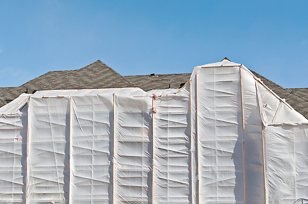 포토 JPG 해외이미지 겨울 벽돌 주택 사람없음 울타리 건설현장 추위 보호 플라스틱 시트 발판 해외202004 해외포토 계절 컨셉 재질 건설업 건물 담장 파일형식 이미지허브