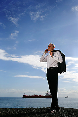 포토 JPG 해외이미지 남자 포즈 지도 곰 모바일 대화 한명 사람 성인 스마트폰 선글라스 어둠 재킷 기쁨 가장자리 전화기 만족 위치 배려 제안 해외202004 해외포토 동물 1 감정 안경 포유류 말하기 핸드폰 스마트기기 외투 둘레 파일형식 이미지허브