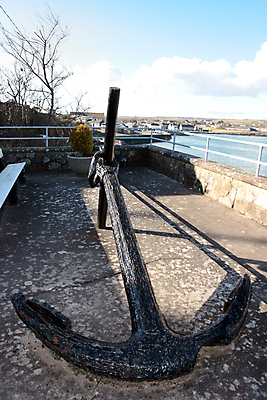 포토 JPG 해외이미지 구름 바다 여행 백그라운드 하늘 항해 그림자 안전 사람없음 옆모습 물 파란색 금속 항구 검은색 수확 공구 시골 도움 고리 역사 몸무게 철 버리기 오브젝트 부식 방파제 질감 아일랜드 포트 무거움 닻 고립 구식 땅바닥 옛날 철강 해외202004 해외포토 자연요소 공공시설 유럽 뷰포인트 컬러 컨셉 농업 배_교통 교통시설 모션 재질 바닥 도구 무게 파일형식 이미지허브