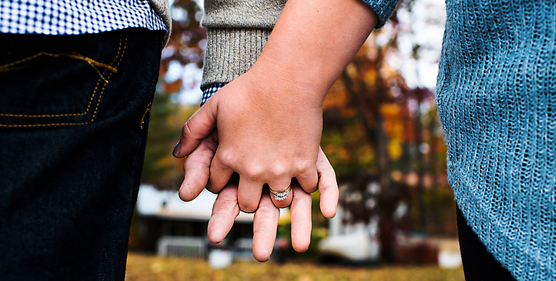 포토 JPG 해외이미지 커플 손가락 함께함 관리 사람 사람없음 숫자 반지 잡기 해외202004 해외포토 문자 손 컨셉 장신구 관계 모션 파일형식 이미지허브