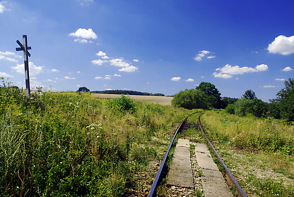포토 JPG 해외이미지 나무 구름 도로 길 선 여행 교통시설 자연 하늘 항해 풍경 사람없음 야외 빨간색 초록색 파란색 컬러풀 침묵 줄무늬 기차 흰색 시골 숲 철 속도 장면 선로 옛날 철강 해외202004 해외포토 자연요소 식물 육상교통 컬러 교통 무늬 배_교통 대중교통 소리 시설 생태계 파일형식 이미지허브