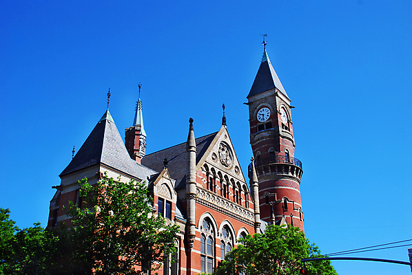 포토 JPG 해외이미지 나무 시계 잎 건축양식 지붕 벽돌 새로움 사람없음 건물 장식 빨간색 초록색 파란색 교회 탑 미국 도시 사찰 묘사 타운 첨탑 고딕 바로크 스타일 해외202004 해외포토 식물 건축물 건축 컬러 컨셉 북아메리카 종교건축 파일형식 이미지허브