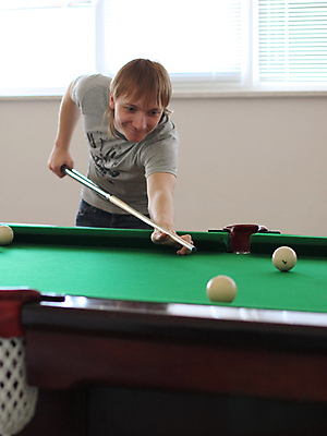 포토 JPG 해외이미지 남자 놀이 탁자 한명 여의주 성인남자만 해외202004 해외포토 1 가구 사람 남자만 성인만 파일형식 이미지허브