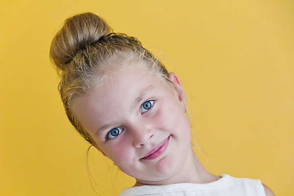 포토 JPG 해외이미지 백인 여학생 유럽 어린이 한명 파란색 금발 흰색 9 8 6 7 해외202004 해외포토 서양인 1 학생 헤어스타일 여자 나라 컬러 사람 숫자 파일형식 이미지허브