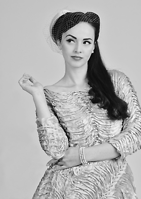 포토 JPG 해외이미지 모델 응시 드레스 여자 흑백 한명 상반신 성인 앞모습 화려 복고 스타일 성인여자한명만 해외202004 해외포토 1 시선 옷 뷰포인트 컨셉 촬영기법 사람 여자한명만 성인여자만 파일형식 이미지허브