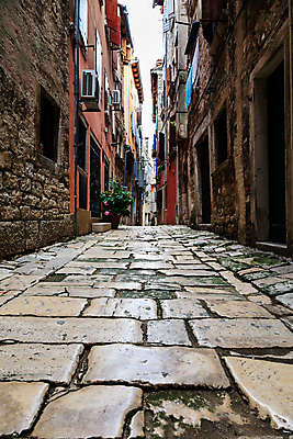 포토 JPG 해외이미지 전통 옷 유럽 문화 도로 여행 오렌지 건축양식 벽돌 거리 주택 사람 사람없음 야외 건물 초록색 여름 파란색 태양 여행객 마을 조약돌 바위 도시 오픈 역사 지중해 아치 좁은 장면 타운 크로아티아 리빙 그런지 옛날 해외202004 해외포토 자연요소 건축물 계절 건축 나라 길 바다 컬러 과일 교통시설 돌_바위 파일형식 이미지허브