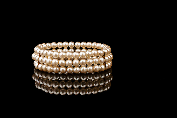 포토 JPG 해외이미지 줄 백그라운드 목걸이 팔찌 추상 선물 사람없음 빛 유행 검은색 흰색 원형 화려 고급 우아함 보석 광택 상아 보물 내추럴 고립 해외202004 해외포토 도형 컬러 컨셉 무늬 장신구 광석 파일형식 이미지허브