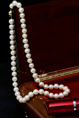 포토 JPG 해외이미지 모양 백그라운드 컨셉 곡선 목걸이 자연 추상 휴가 선물 사랑 사람 이벤트 사람없음 장식 빨간색 빛 상자 반사 유행 검은색 흰색 축하 원형 화려 그룹 재산 고급 우아함 매끈함 보석 구슬 오브젝트 보물 여의주 스타일 해외202004 해외포토 도형 감정 선 컬러 무늬 장신구 금융 감각 광석 생태계 파일형식 이미지허브