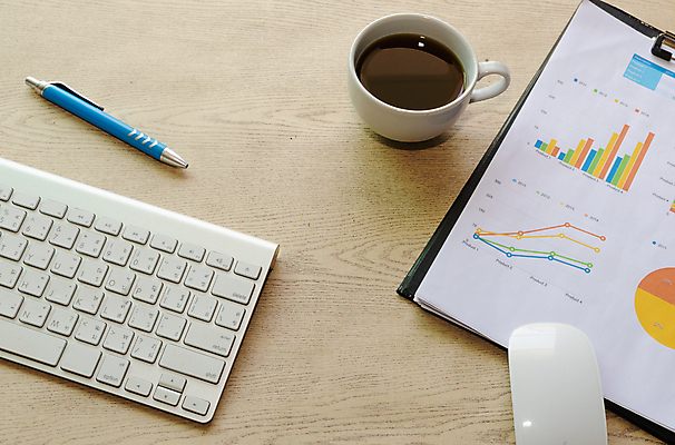 포토 JPG 해외이미지 종이 백그라운드 컨셉 인터넷 비즈니스 통신 그래프 사람없음 금융 컴퓨터 사무실 볼펜 디지털 스크린 검은색 공책 자료 장비 정보 키보드 업무 네트워크 시장 계획 분석 오브젝트 사인 문서 투자 전자 회계 계좌 단절 마케팅 해외202004 해외포토 컬러 문구용품 경제 전자제품 펜 작업 파일형식 이미지허브