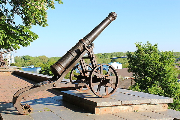 포토 JPG 해외이미지 나무 구름 응시 공원 길 무기 하늘 왕관 그림자 사람 풍경 사람없음 초록색 총 등불 도시 바퀴 성 역사 큼 시원함 오솔길 철 싸움 전쟁 지역 해적 대포 옛날 철강 해외202004 해외포토 자연요소 식물 건축물 시선 공공시설 컬러 모션 조명 크기 도둑 파일형식 이미지허브