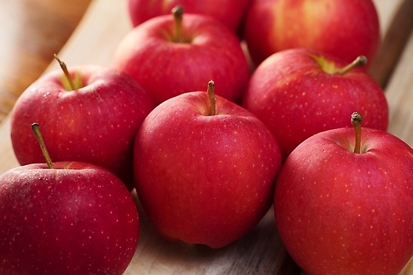 포토 JPG 해외이미지 음식 조각 잎 농업 과일 건강 사람없음 빨간색 샐러드 신선 그룹 달콤 사과 먹기 유기농 슬라이스 건강식 숙성 채식주의자 해외202004 해외포토 식물 웰빙 산업 컬러 모션 맛 채식 파일형식 이미지허브